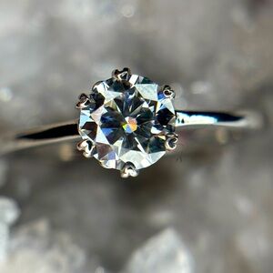 “Forever-Winter” Moissanite Ring! 💎 - SIZE (7)